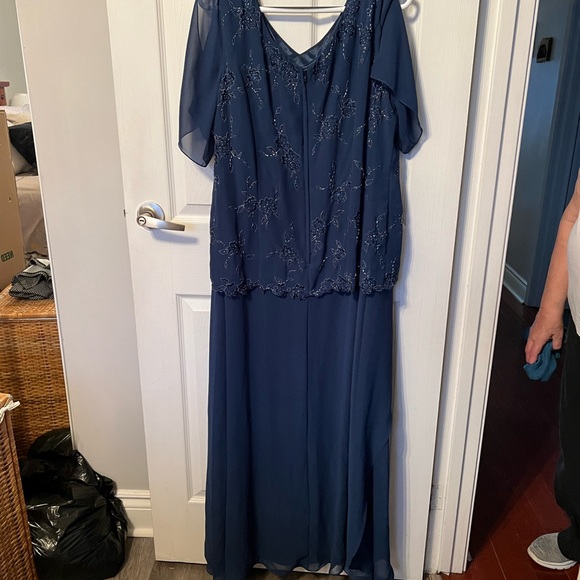 Stunning Blue Dress - Picture 2 of 4